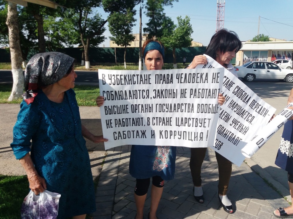 Женщины из регионов Узбекистана приехали в Ташкент со своими проблемами; фото: Малохат Эшанкуловой