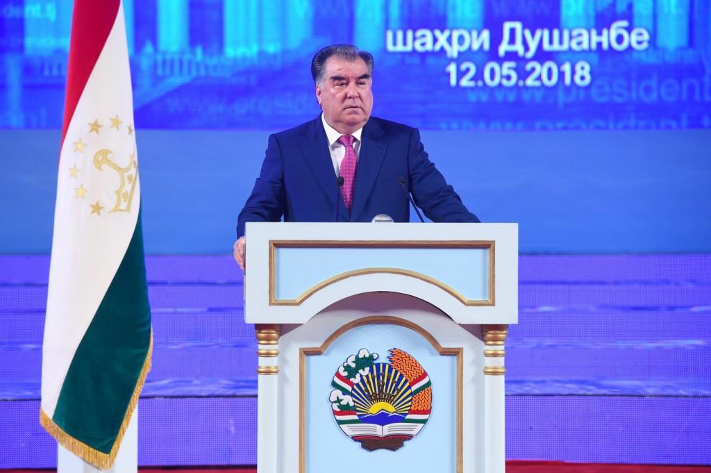 Президент РТ Эмомали Рахмон выступает 12 мая в Душанбе; фото: Фейсбук пресс-службы президента РТ