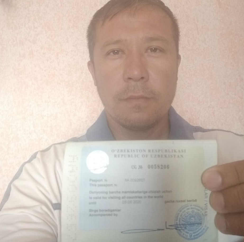 Уктам Пардаев показывает паспорт с выездной визой; фото: предоставлено Ц-1