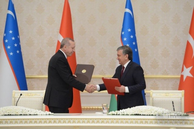 Реджеп Эрдоган и Шавкат Мирзиёев на встрече в Ташкенте; фото: пресс-служба президента РУз