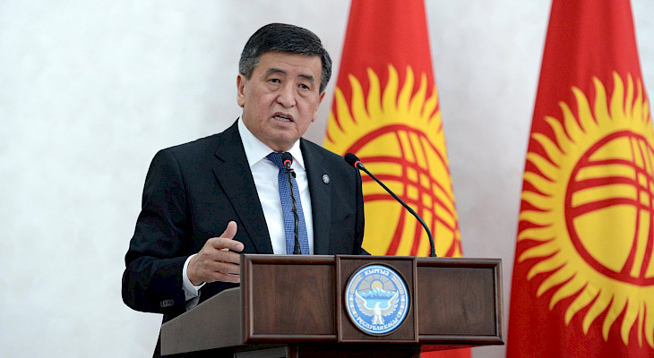 Президент Кыргызстана Сооронбай Жээнбеков во время встречи с жителями Тонского района Иссык-Кульской области; фото: kabar.kg