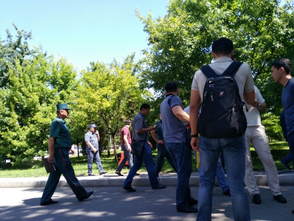 Милиция третий день пресекает возможность для полноценной акции у Сената в Ташкенте; фото: Ц-1