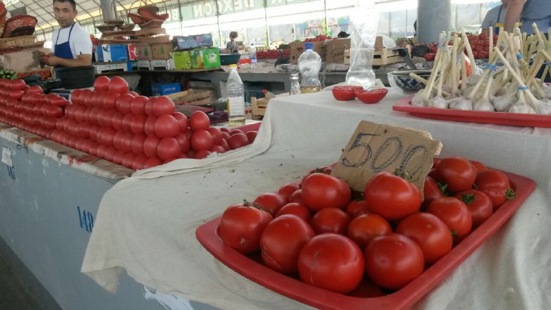 Продукты на Чиланзарском дехканском рынке; фото: Ц-1