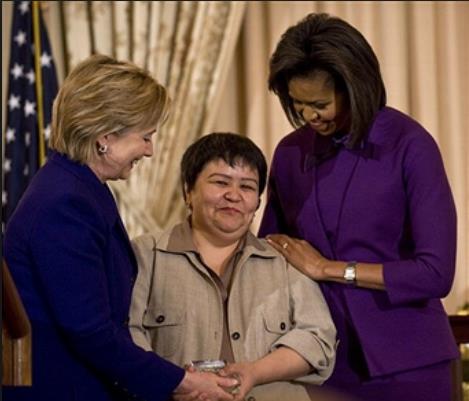 Мутабар Таджибаева получает в 2009 году премию Госдепа США от Хиллари Клинтон и Мишель Обамы