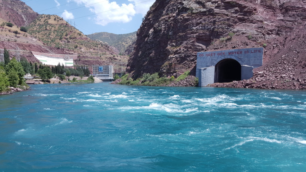 Река Вахш после спуска воды из Нурекского водохранилища; фото: Ц-1