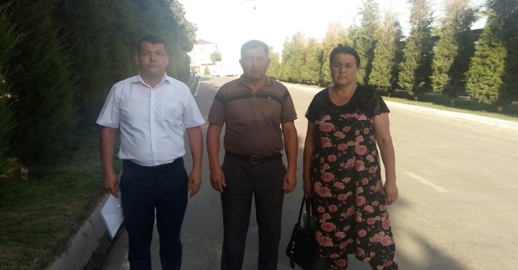 Адвокат Умид Давлатов (слева) с братом и сестрой Закира Алиева - Нурулло и Дильфузой Алиевыми в Карши 21 июня; фото: предоставлено Ц-1