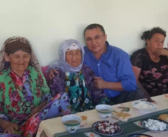 Закир Алиев дома с мамой, для встречи с ней и бабушкой он летел из США; фото: предоставлено Ц-1