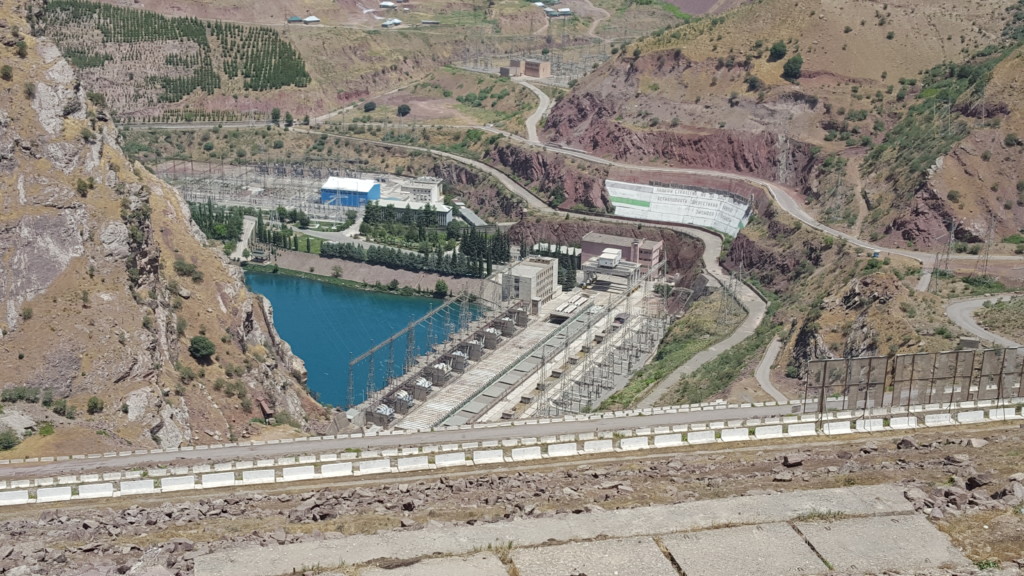 Машинный зал Нурекской ГЭС с 300-метровой высоты; фото: Ц-1