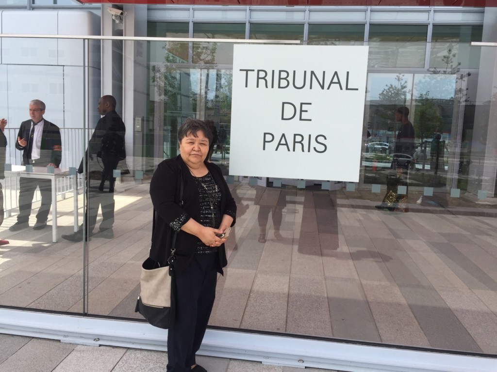 Мутабар Таджибаева у Парижского уголовного суда; фото: Ц-1