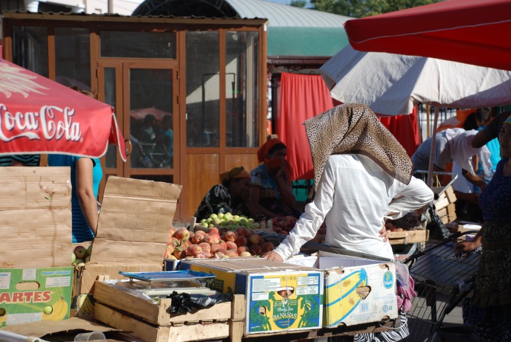 Продавщица на базаре "Чорсу" в Ташкенте; фото: Ц-1
