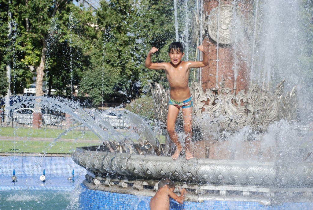 Дети жалуются жаре в Ташкенте; фото: Ц-1