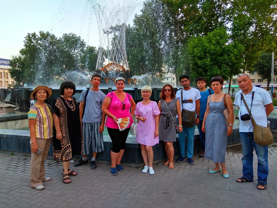 Участники экскурсии по Ташкенту по главе с гидом Максудом Аскаровым; фото: Ирина Безрукова