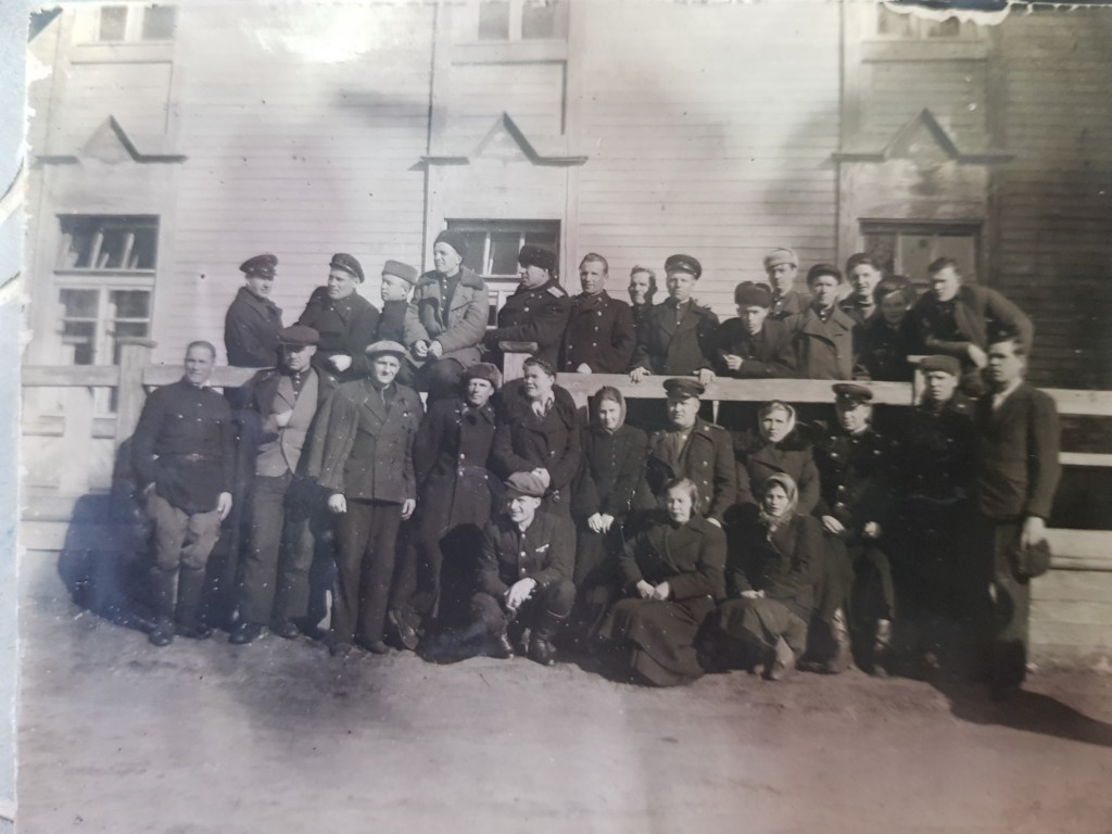 Коллектив железнодорожников Узбекистана в середине 20 века; фото: семейный архив