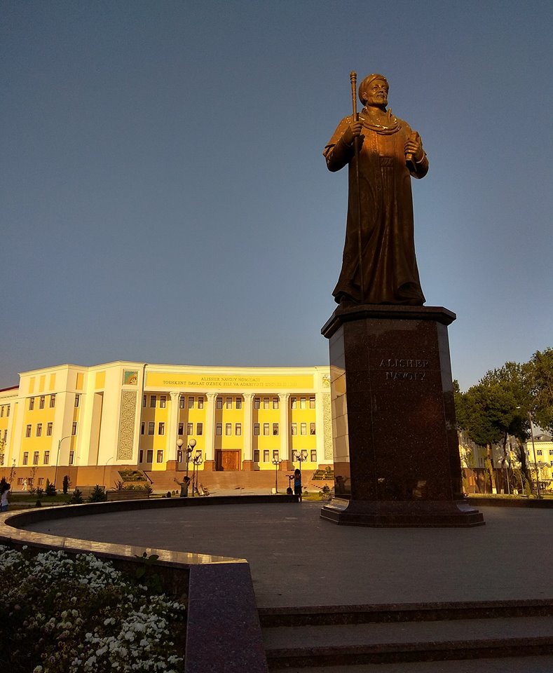 Памятник Алишеру Навои в Ташкенте; фото: Ирина Безрукова