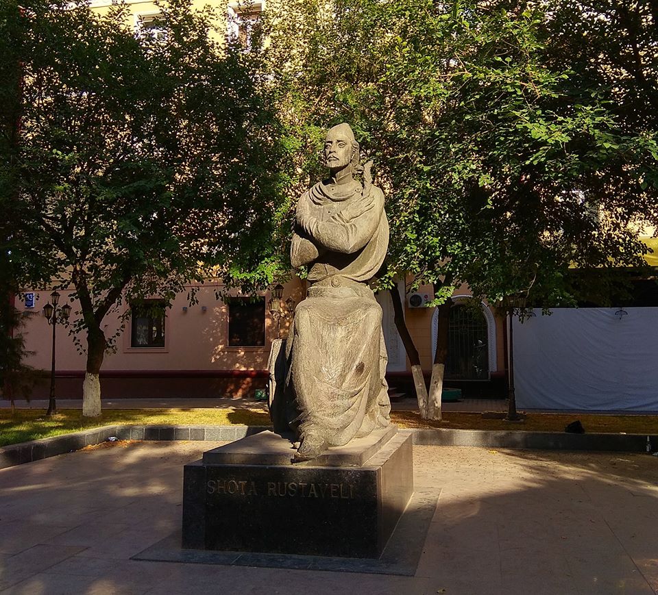 Памятник Шота Руствели в Ташкенте; фото: Ирина Безрукова