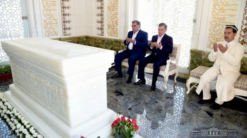 Шавкат Мирзиёев и Эмомали Рахмон в мавзолее Ислама Каримова в Самарканде; фото: пресс-служба президента РУз
