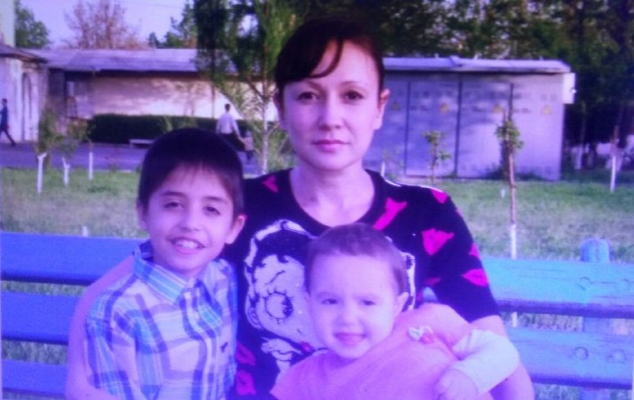 Эльмира Мусаходжаева с детьми Ильдаром и Аделиной; фото: предоставлено Ц-1
