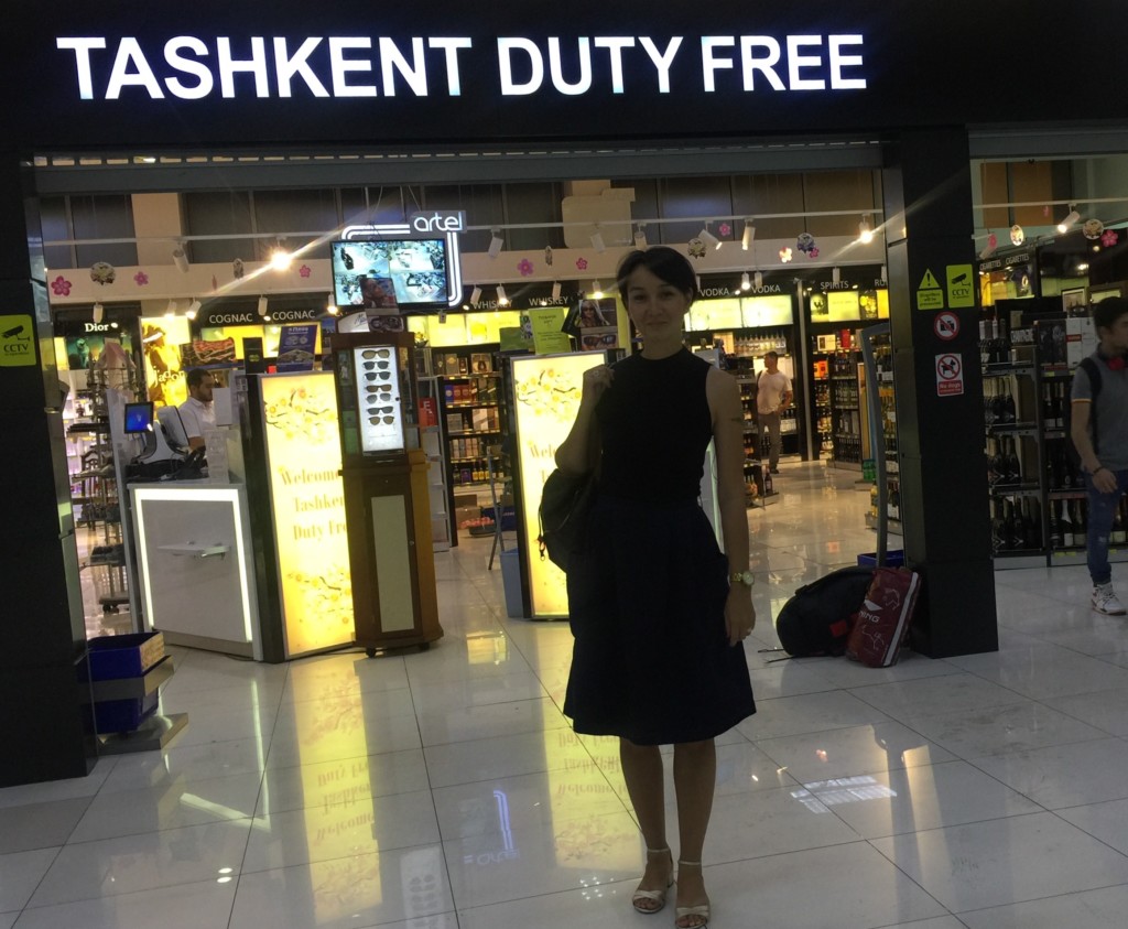 Галима Бухарбаева в аэропорту Ташкента 17 августа 2018 года; фото: Ц-1