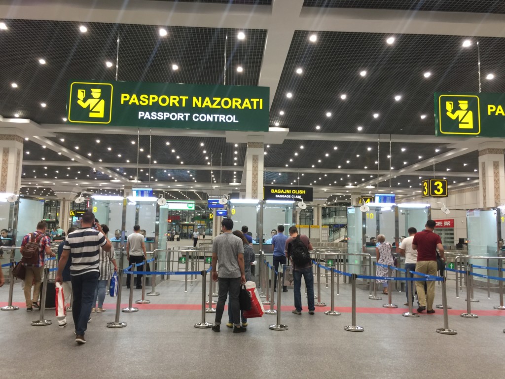 Паспортный контроль в аэропорту Ташкента; фото: Ц-1