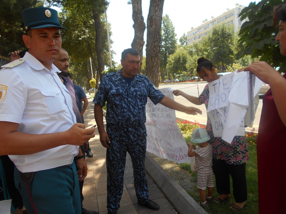 Во время пикета у Генпрокуратуры в Ташкенте 13 августа; фото: ПАУ