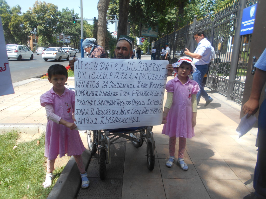 Шоназар Ядгоров на пикете в Ташкенте 13 августа 2018 года с дочками; фото: Ц-1