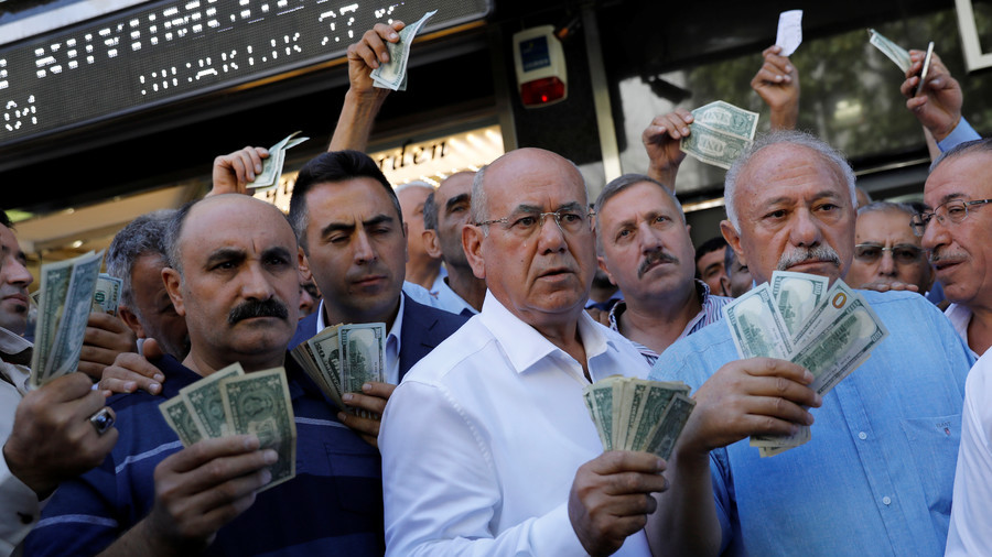 Турки протестуют против доллара США; фото: RT