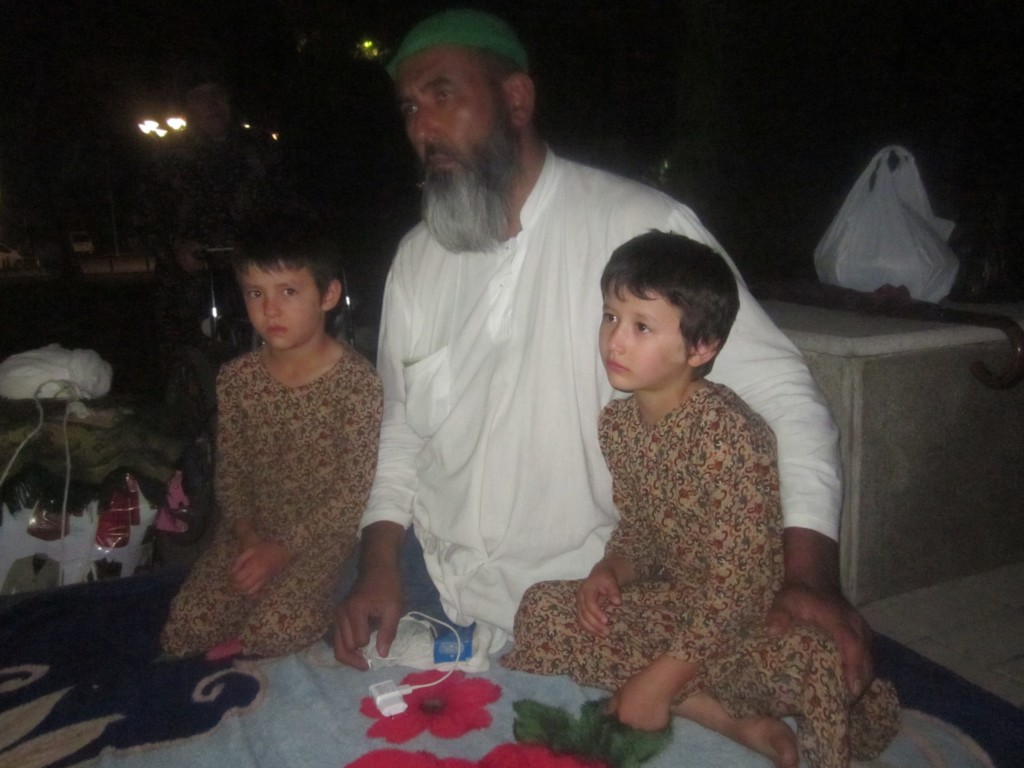 Шоназар Ядгоров с детьми и женой бомжевал в Ташкенте; фото: Ц-1