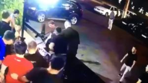 Скрин с видеозаписи потасовки между Джамшидом Кенжаевым и охранниками ночного клуба "Аурум 898"