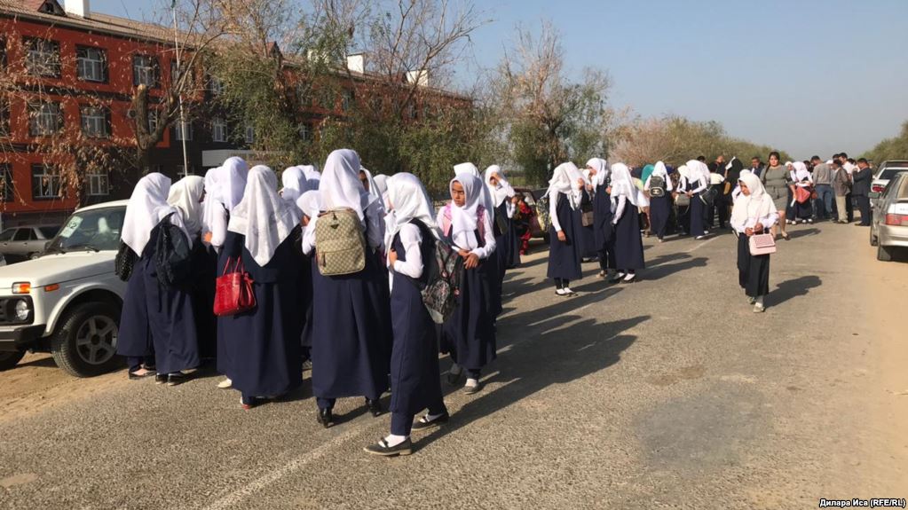 Школьницы из села Фердауси Туркестанской области; фото: Азаттык