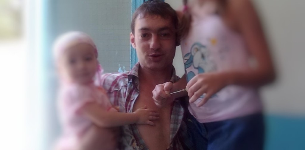 Супруг Эльмиры Андрей Нурматов с детьми; фото: предоставлено Ц-1