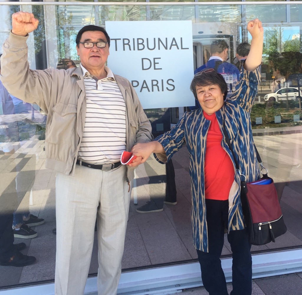 Мутабар Таджибаева и Рамазан Есергеров у здания парижского суда; фото: предоставлено Ц-1