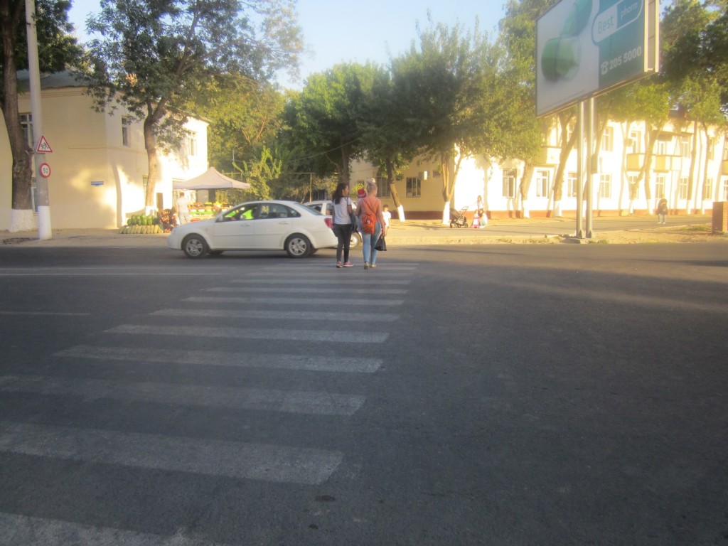 Нерегулируемый переход через улицу Самарканд Дарбаза в Ташкенте; фото: Ц-1