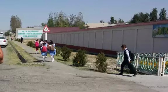 Дети идут в школу № 46 в Булунгурском районе Самаркандской области РУз; фото: Ц-1