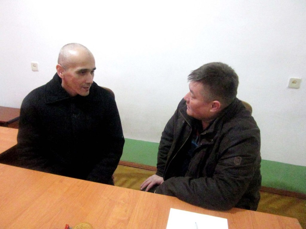 Искандар Худойберганов (слева) в колонии "Жаслык" и правозащитник Абдурахман Ташанов; фото: "Эзгулик"