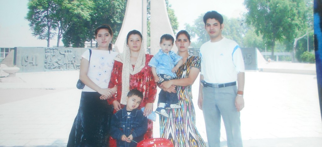 Умиджон Абдуназаров в Узбекистане с супругой Нозимой, детьми и родственницами; семейный архив Абдуназаровых