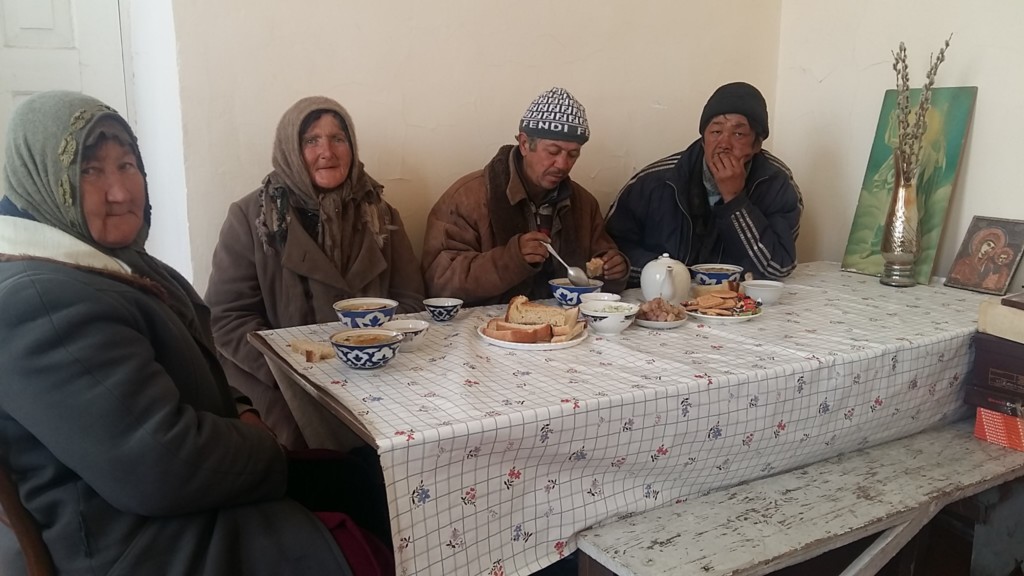 благотворительный обед для неимущих в православном храме в Бухаре