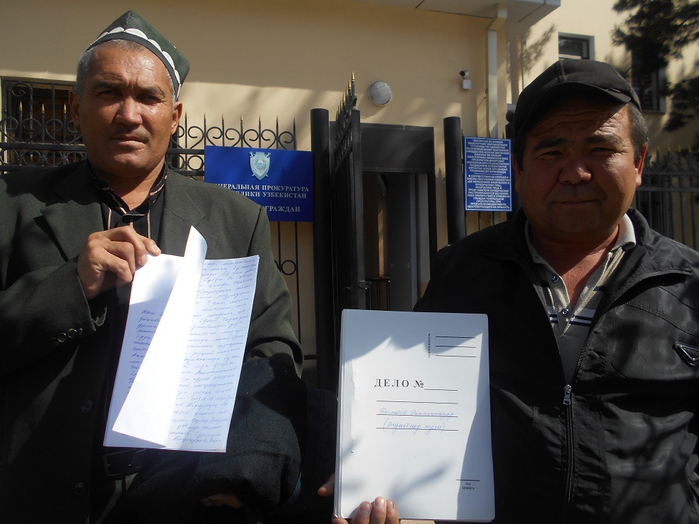 Батыр Эргашев из Наманганской области (справа) и товарищ по несчастью, пострадашие от сноса домов; фото: ПАУ