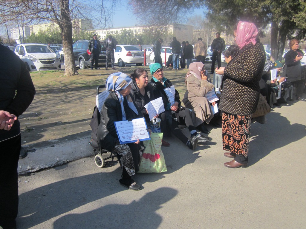 На стихийном рынке недвижимости в Ташкенте; фото: Ц-1