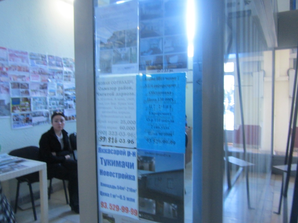 В одной из фирм по продаже жилья в Ташкенте; фото: Ц-1
