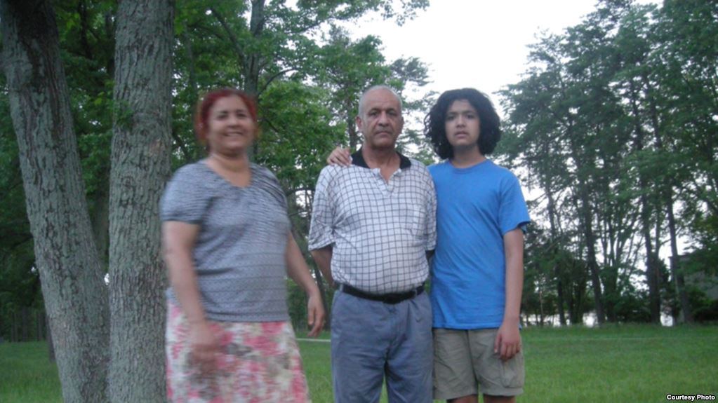 Юсуф Джума с женой и сыном в США после освобождения в 2011 году; фото предоставлено Ц-1