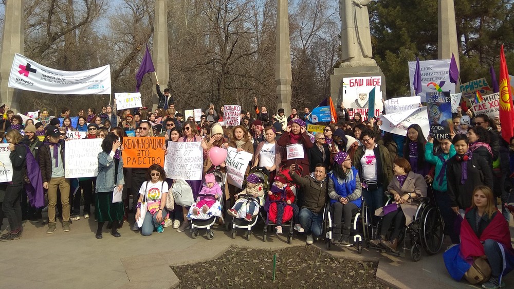 На марше в Бишкеке 8 марта; фото: Акипресс