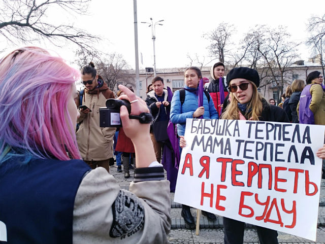 На параде женщин в Бишкеке 8 марта; фото: news-asia