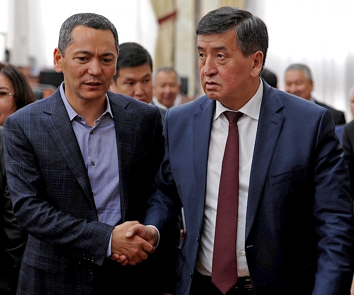 Омурбек Бабанов (слева( с будущим президентом Сооронбаем Жээнбековым; фото: kabar.kg