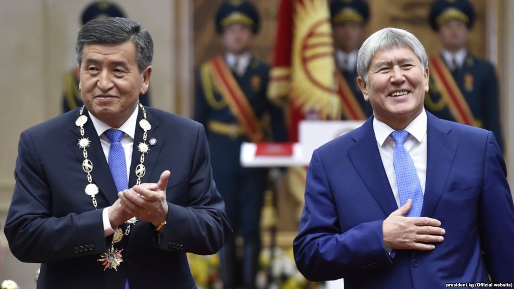 Алмазбек Атамбаев передает власть в КР Сооронбаю Жээнбекову; фото: пресс-служба президента КР