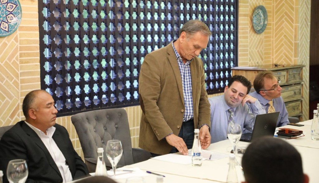 Attempts to hold dialogue with Tashkent authorities on 15 April 2019 – human rights activist Shuhrat Ganiyev (centre) and Steve Swerdlow (right); photo: Centre-1