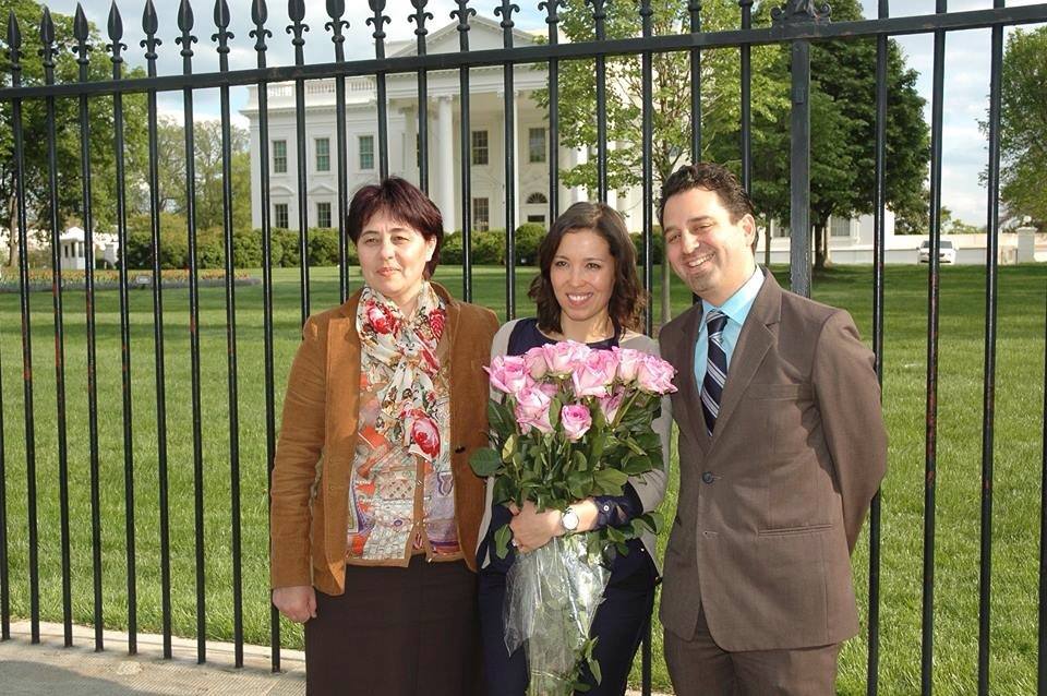 Надежда Атаева, Айгуль Бекжан (дочь политзакюченного) и Стив Свердов в 2014 году в Вашингтоне; фото: Facebook