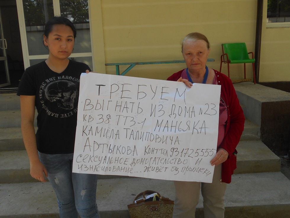 Севинч Колесникова и Елена Урлаева на пикете в Ташкенте; фото: ПАУ