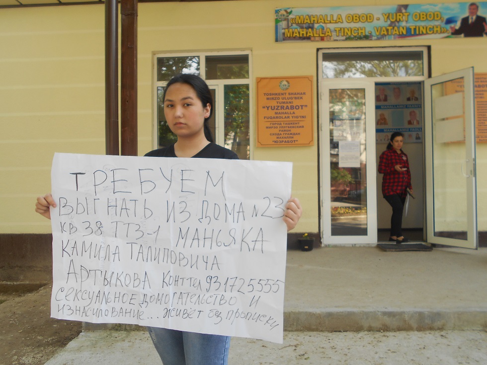 Севинч Колесникова на пикете 1 мая требует выгнать сожителя мамы; фото: ПАУ