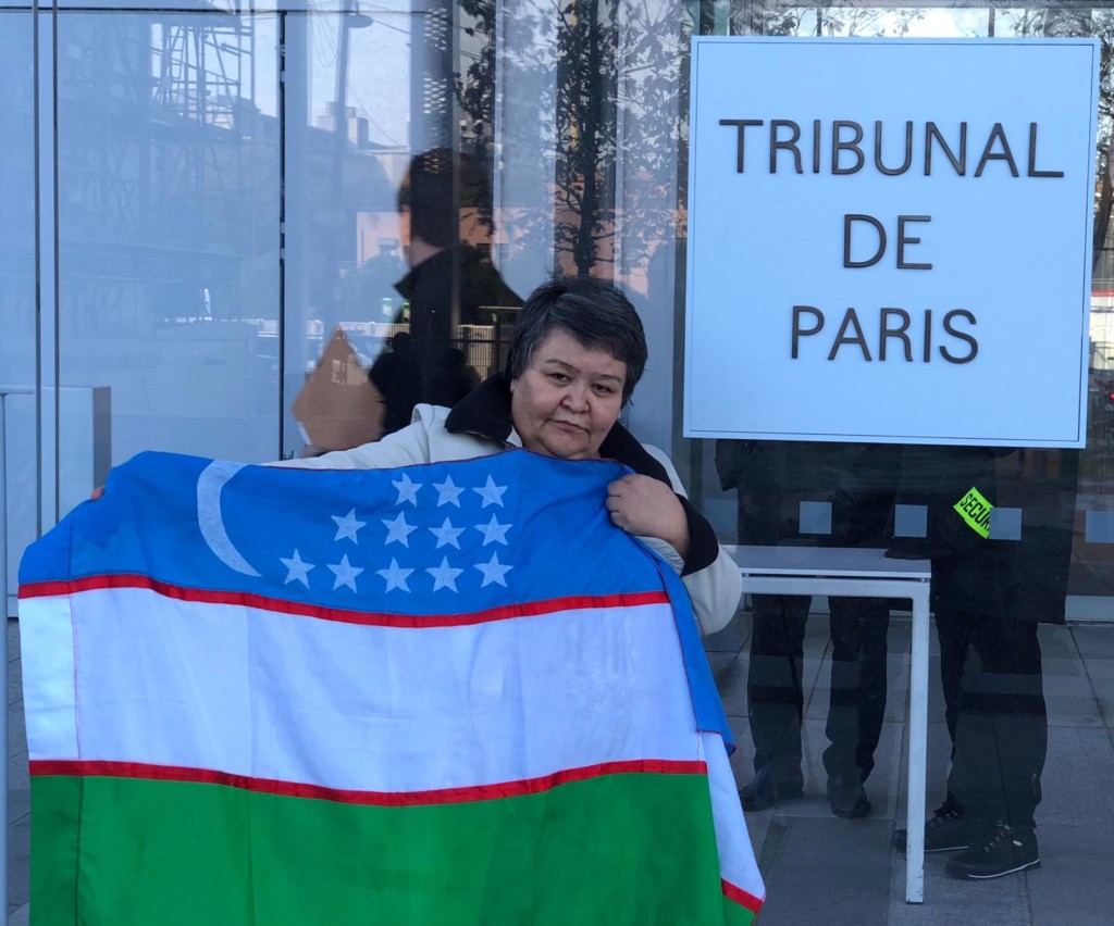 Мутабар Таджибаева празднует победу у здания суда в Париже в ноябре 2018 года; фото: mutabar.org