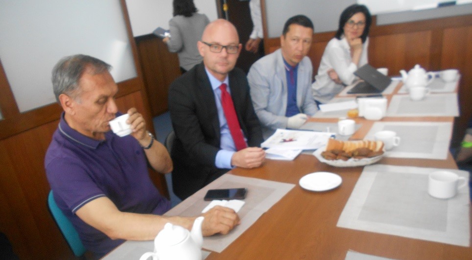 Дискуссия в офисе МОТ в Ташкенте, слева - Шухрат Ганиев; фото: ПАУ
